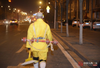 保安学鲁智深扶危济困 每天负重100多斤徒步