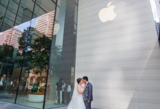 不走寻常路 果粉情侣在苹果零售店拍摄婚纱照