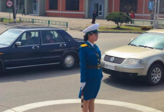 符合金正恩性感标准！朝鲜女交警要有这个特色