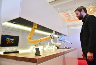 三星电子在发布会公开做菜清扫家务机器人技术