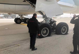 国泰航空新飞机把以色列机场&quot;压坏&quot; 轮胎陷坑里