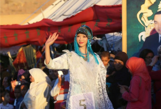 43岁林志玲摩洛哥参加选美 穿飘逸长裙身姿婀娜
