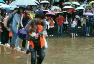 大暴雨 大学生让环卫阿姨背过积水 网友怒怼