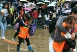 大暴雨 大学生让环卫阿姨背过积水 网友怒怼