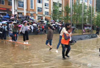 大暴雨 大学生让环卫阿姨背过积水 网友怒怼