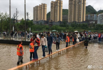 大暴雨 大学生让环卫阿姨背过积水 网友怒怼