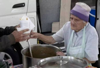 澳洲92岁的老奶奶免费派汤38年，喂饱一座城市