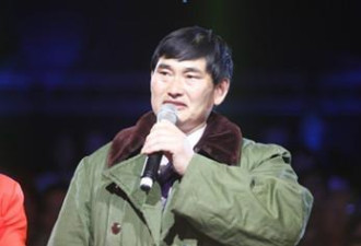 大衣哥拒借钱给亲戚，半夜竟遭报复砸板砖！