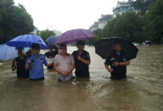 南京大暴雨 !小偷站在齐腰积水里辨认现场