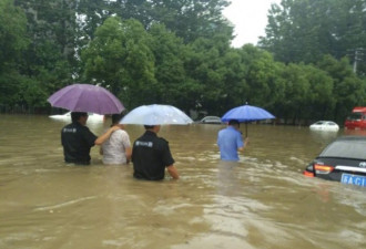 南京大暴雨 !小偷站在齐腰积水里辨认现场