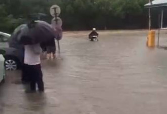 南京大暴雨 !小偷站在齐腰积水里辨认现场