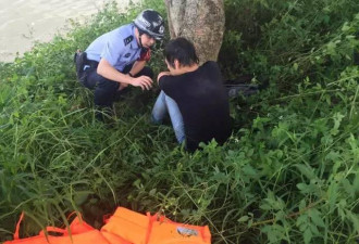 男子跳江自杀发现江中有条蛇，吓得游回岸边