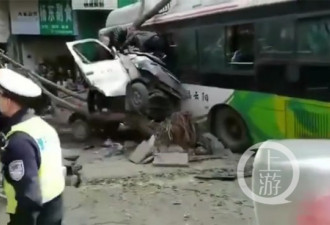 重庆一公交车冲进药店，已致2死13伤