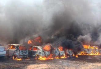 印度航展大火300辆车被烧 工作人员不忘自拍