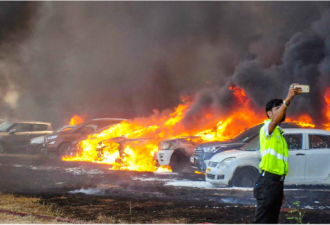 印度航展大火300辆车被烧 工作人员不忘自拍