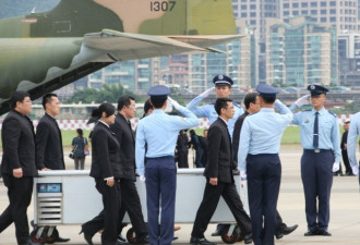 台空军专机护送齐柏林遗体 表彰其爱台精神