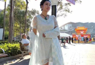 刘晓庆在悉尼参加活动，一白裙秀长腿！然而…