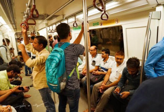中国游客在印度坐地铁 干净整洁井然有序不差！