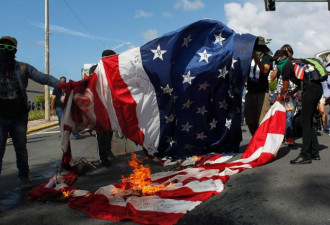 波多黎各民众焚烧美国旗 抗议举行入美公投