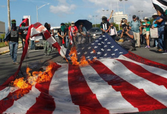 波多黎各民众焚烧美国旗 抗议举行入美公投