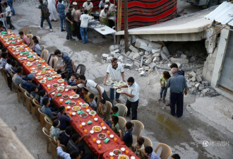 叙利亚平民在战场废墟上摆长桌宴 苦乐杂陈