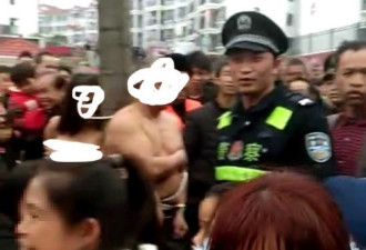 贵州偷情男女被赤裸绑树上公审 连警察也来了