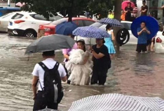 街头冲浪 水中结婚..暴雨洪水也阻挡不了他们