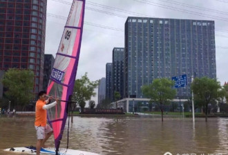 街头冲浪 水中结婚..暴雨洪水也阻挡不了他们