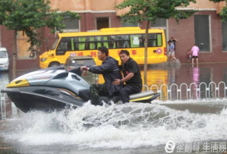 街头冲浪 水中结婚..暴雨洪水也阻挡不了他们