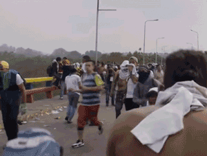 委内军方给食物 反对派吃完扔石头再次爆发冲突