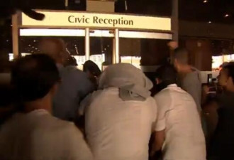 伦敦多地示威抗议救灾不力 数十人闯入市政厅