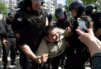 大规模反政府示威浪潮席卷俄罗斯 当局镇压
