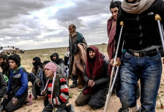 叙利亚疑似ISIS残余撤离最后据点 跪地接受检查