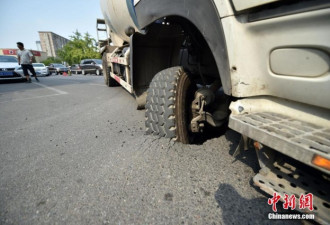 北京一辆水泥罐车压塌马路 轮子完好无损