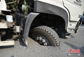 北京一辆水泥罐车压塌马路 轮子完好无损