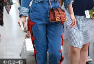 蔡依林领口低开玩性感 与粉丝合照比心卖萌