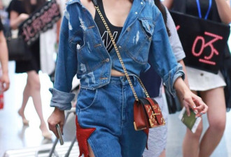 蔡依林领口低开玩性感 与粉丝合照比心卖萌