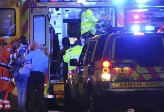 伦敦一货车在清真寺附近冲撞行人 多人受伤