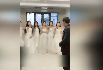 母亲过世，7个女儿穿婚纱陪父亲过结婚纪念日