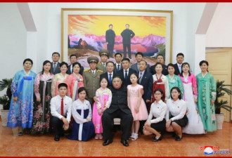 金正恩访问朝鲜驻越南大使馆 与众人亲密合影