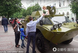 俄国男子用装甲车接新娘 却被交警贴了罚单