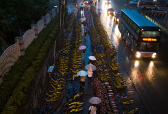北京暴雨黄色预警 共享单车无人问津成路障