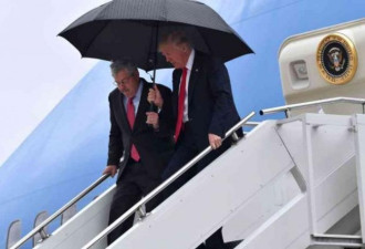 中国人看呆了 特朗普竟然给驻华大使撑伞