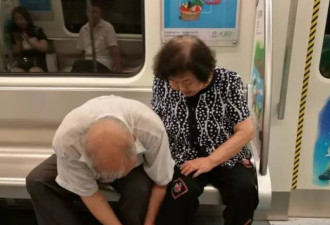 老夫妻地铁上的一个动作引党报关注 暖哭网友