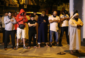 伦敦“逆向恐袭”现场 穆斯林跪路边祷告