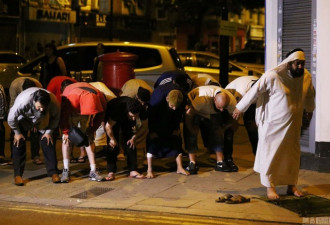 伦敦“逆向恐袭”现场 穆斯林跪路边祷告