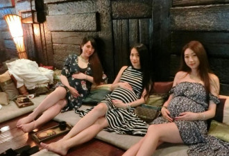 台湾网红与闺蜜集体怀孕 性感拍孕照引热议