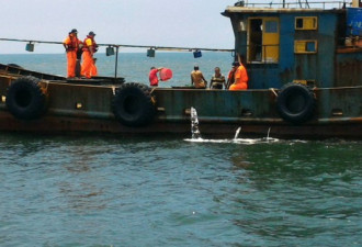 台湾渔船在印度洋失火 大陆渔船救起25名渔民