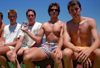 岁月无情：5个美国男人35年坚持一个姿势拍照