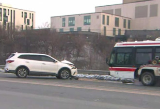 TTC巴士与SUV相撞 巴士上无乘客SUV司机受伤